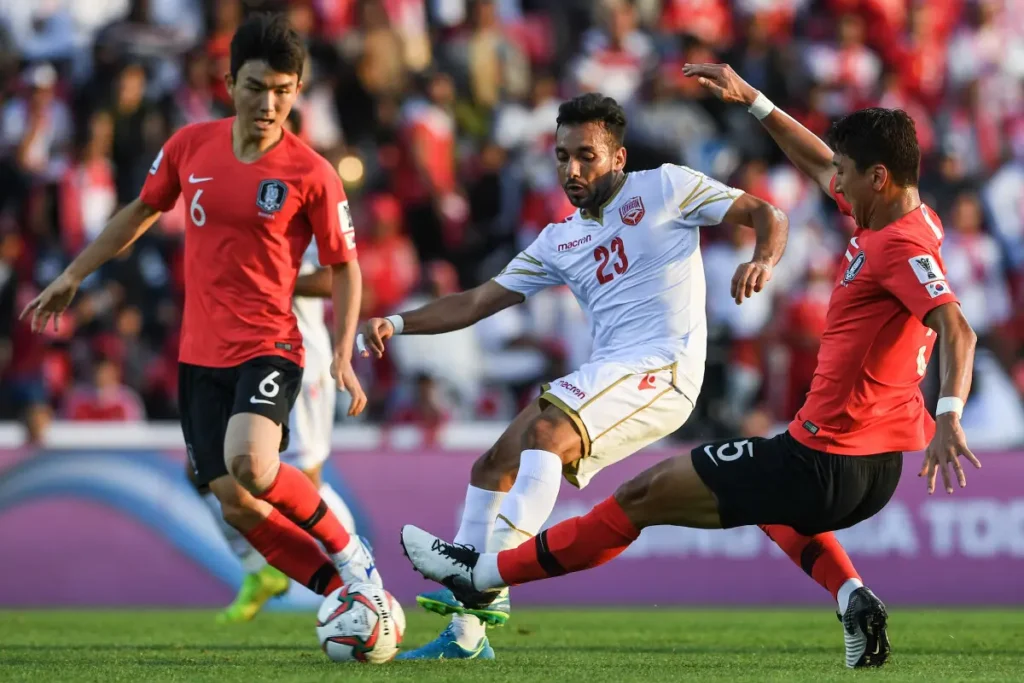 AFC 아시안컵에서 한국 바레인 축구 국가대표팀 선수가 경기중계를 뛰는 사진