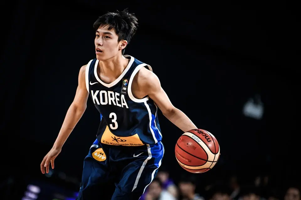 2025 FIBA 아시아컵 경기를 뛰고 있는 박무빈 선수